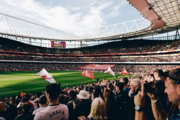 索博这回把队长袖标给了琼斯，但琼斯本场表现， 最低分是5.4分（配图示意）